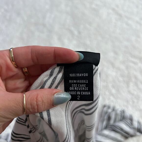 Torrid NWT Women's White/ Black Strip KeyHole Long Sleeve Elastic Waist Band Sz2 - Picture 5 of 7